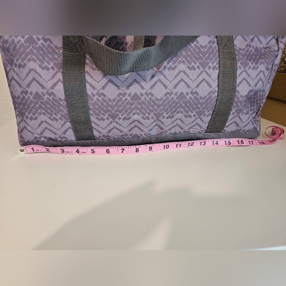 Stylish Gray Patterned Duffle Bag - Picture 6 of 8